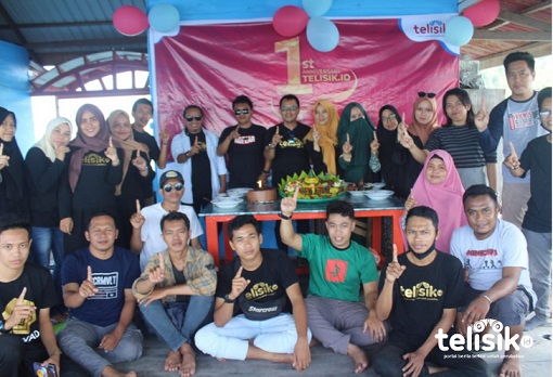 Foto bersama kru Telisik. Foto: Arman/Telisik