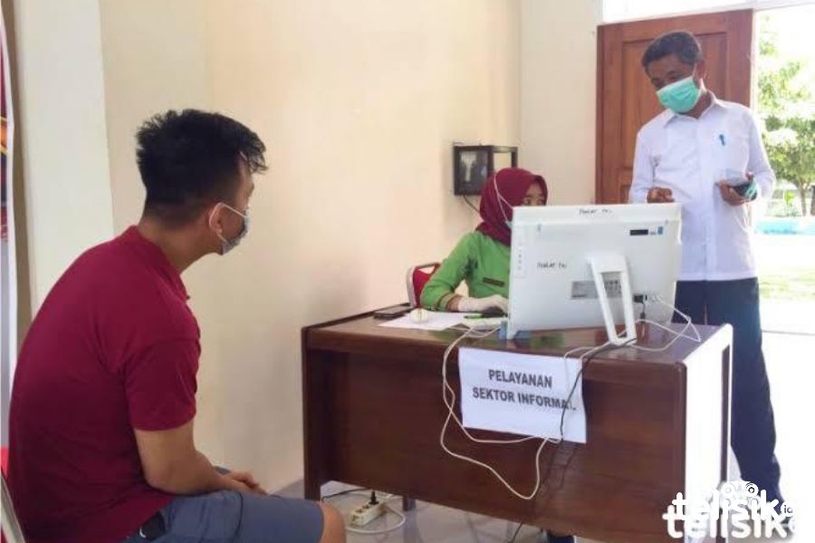Suasana pendataan pekerja yang di-PHK di Disnaker Sultra. Foto: Siswanto Azis/Telisik