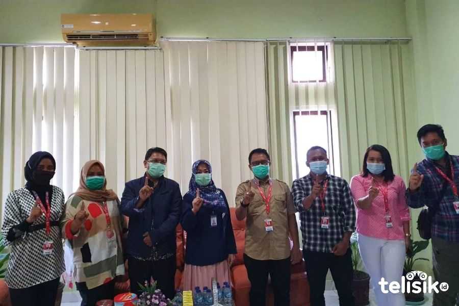 Tim Telisik.id berfoto bersama Kepala Kantor Bahasa, Dr Herawati, S.S, M.A, (keempat dari kiri) dan Peneliti Kantor Bahasa, Firman A.D (ketiga dari kiri). Foto: Nuraisa/Telisik