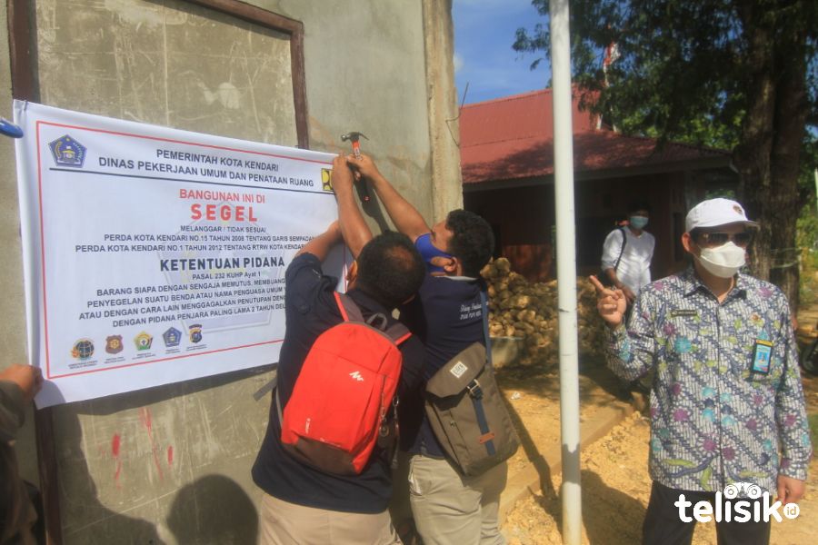 Dinas PUPR Kota Kendari menyegel sebuah bangunan di Jalan ZA Sugianto karena melanggar sempadan sungai. Foto: Sumarlin/Telisik.