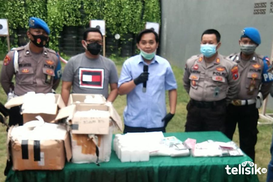 Para tersangka pengedar narkoba di Surabaya. Foto: Try Wahyudi/Telisik.