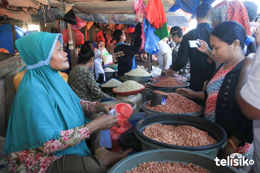 Para pedagang Pasar Mandonga mendaftar program BUPM. Foto: Sumarlin/Telisik