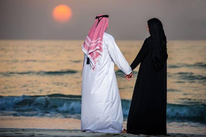 Salah satu tanda kebesaran Allah adalah menjadikan pasangan manusia sebagai suami dan istri. Foto: Repro umma.id