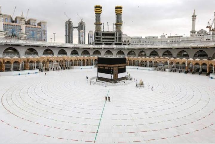 Sekitar 37.000 calon jemaah umrah Kota Kendari batal berangkat. Foto: Repro Pikiran Rakyat