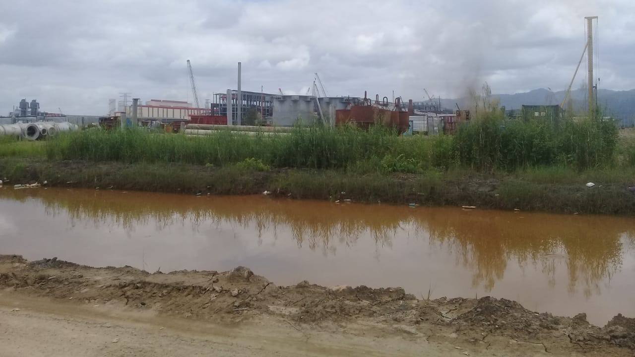 Tambak ikan milik warga Desa Porara, Kecamatan Morosi, lokasinya tak jauh dari pabrik PT OSS. Foto: Ist.
