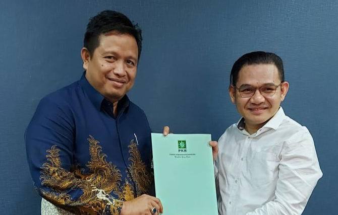 Ketua DPW PKB Sultra, Jalani saat menyerahkan rekomendasi dukungan ke LM Rusman Emba. Foto: Ist.