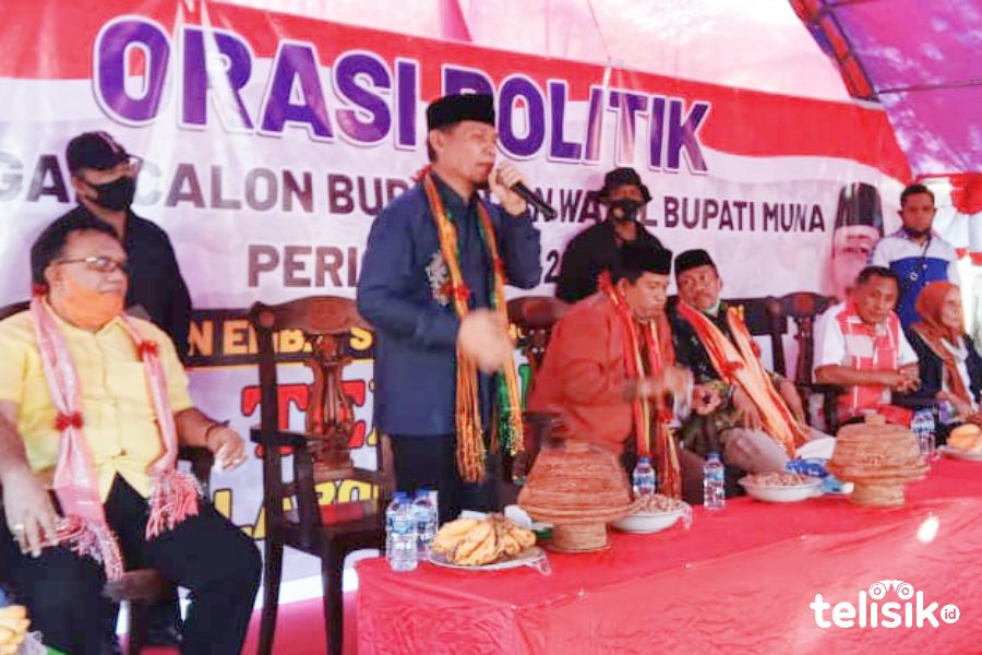 Mantan Bupati Muna, LM Baharuddin bersama LM Rusman Emba. Foto: Sunaryo/Telisik