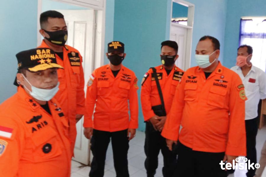 Kepala Basarnas Kendari, Aris Sofingi saat menempatkan personilnya di Muna. Foto: Sunaryo/Telisik