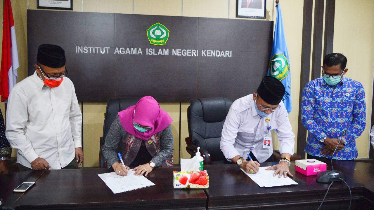 Penandatanganan MoU antara Kepala BLK Kendari, La Ode Haji Polondu dan Rektor IAIN Kendari, Faizah Binti Awad. Foto: Ist.