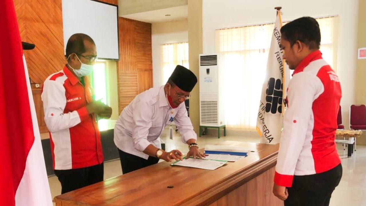 Proses pelantikan Pejabat Fungsional Arsiparis oleh Kepala BLK Kendari, La Ode Haji Polondu. Foto: Ist.