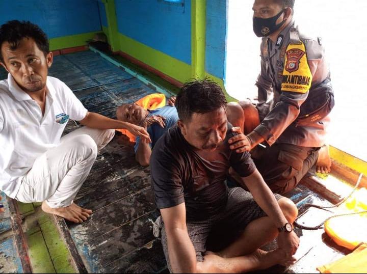 Proses evakuasi korban kapal tenggelam di Perairan Pulau Sonit, Sulawesi Tengah. Foto: Ist.