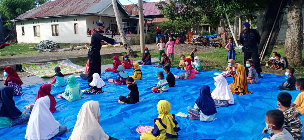 Personel Brimob Polda Sulsel saat melakukan proses belajar mengajar di desa. Foto: Ist.