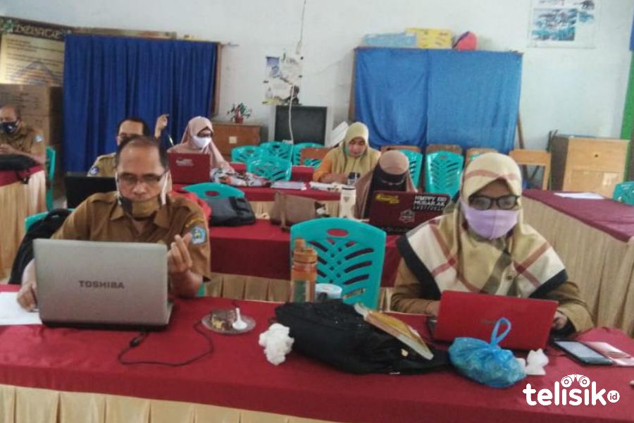 Sistem belajar online mengharuskan guru dan siswa menggunakan perangkat teknologi yang mendukung. Bagaimana nasib siswa kurang mampu? Foto: Sry Wahyuni Qadri/Telisik