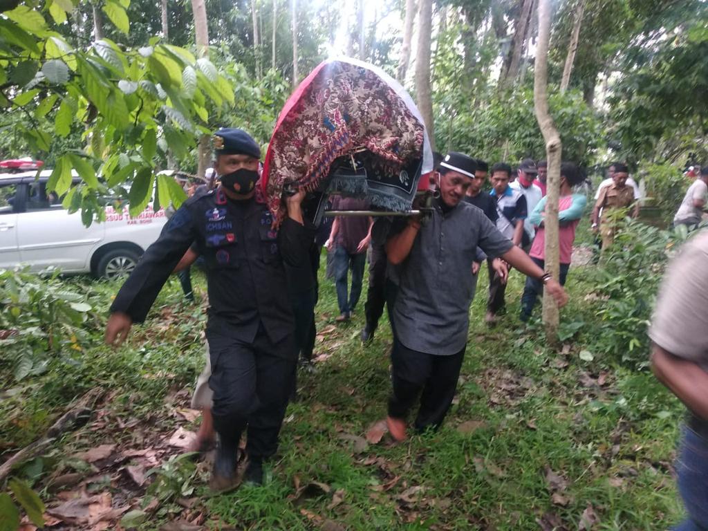 Danyon C Pelopor Brimob Polda Sulsel mengusung jenazah anggota Lantas Polres Bone. Foto: Ist.