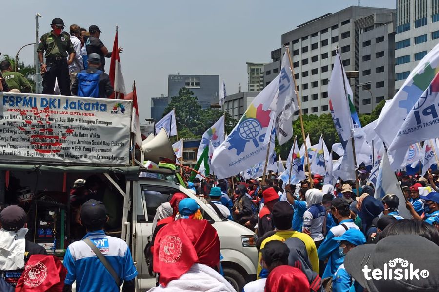 Demo Serikat Buruh di depan gedung DPR Minta UU Omnibus Law dicabut. Foto: Rahmat Tunny/Telisik