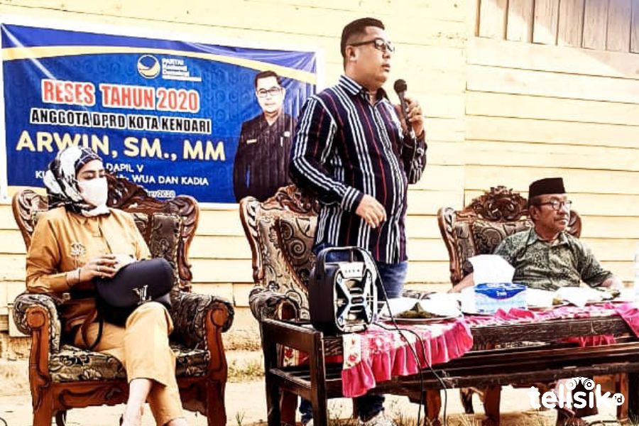 Anggota Komisi II DPRD Kendari, Arwin, saat reses di Kelurahan Wua-Wua. Foto: Kardin/Telisik