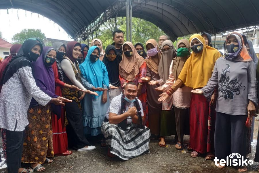Umar Samiun di tengah-tengah warga kaum ibu. Foto: Deni Djohan/Telisik