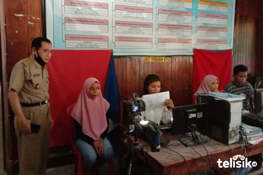Kadisdukcapil Muna, La Ode Abdul Kadir melihat proses perekaman KTP-el. Foto: Sunaryo/Telisik