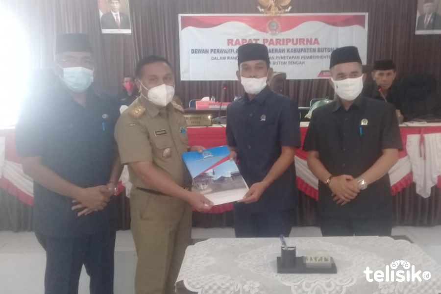 Penyerahan Surat penetapan pemberhentian wakil bupati Buteng dari DPRD ke Pemda Buteng. Foto: Mutarfin/Telisik