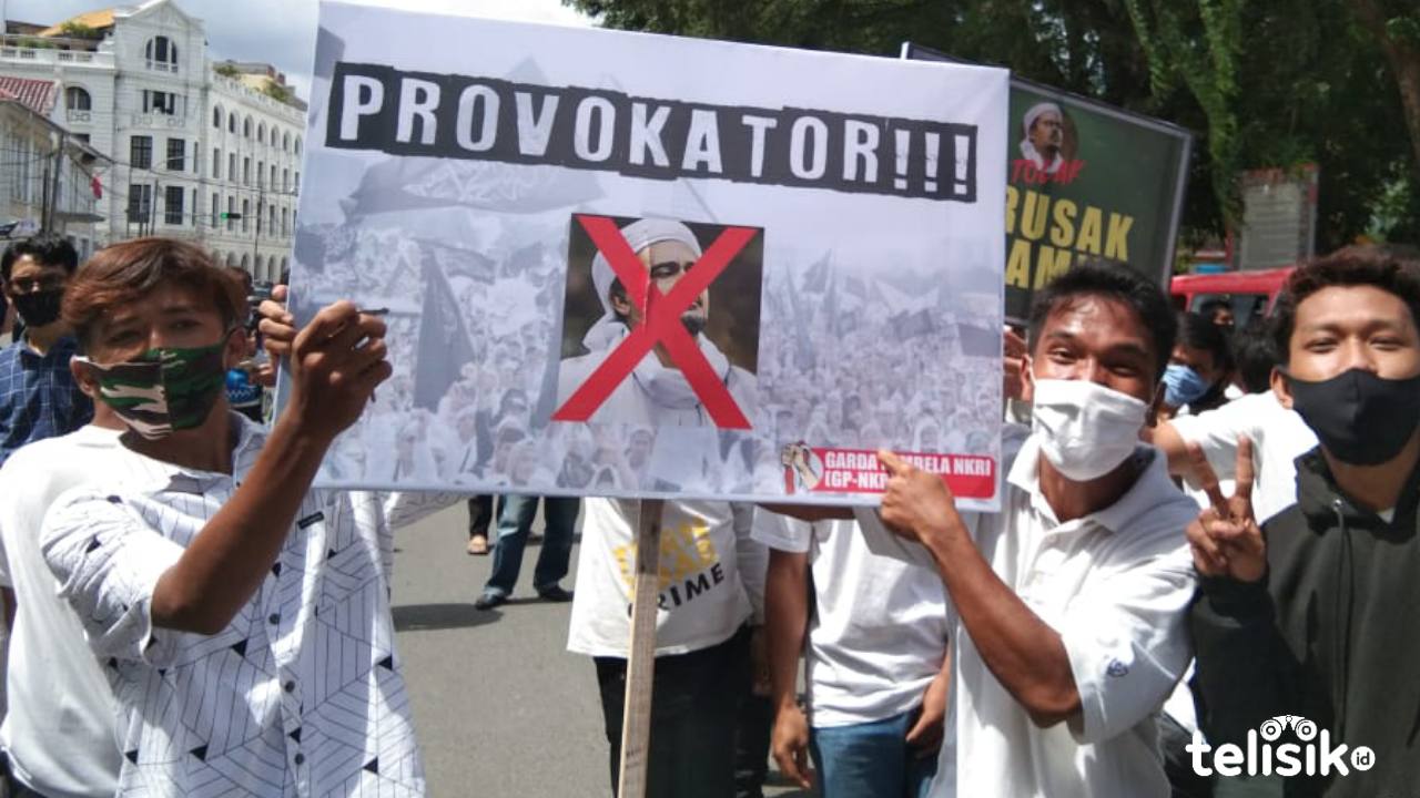 Foto Habib Rizieq Sihab ditunjuk oleh massa Garda Pembela NKRI Sumut. Foto: Ones Lawolo/Telisik