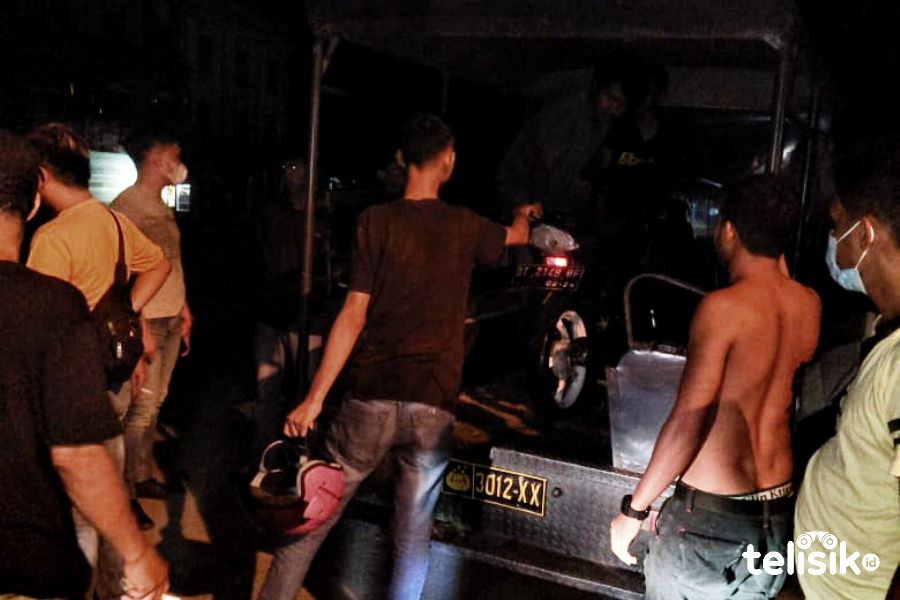 Polisi dan warga mengamankan beberapa anggota geng motor yang sempat tertangkap. Foto: Thamrin Dalby/Telisik