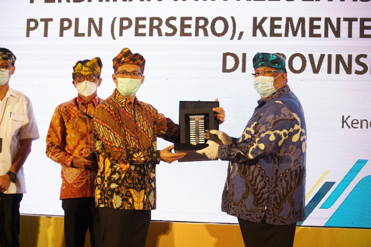 Gubernur Sultra, H. Ali Mazi (Kanan). Foto: Frans Patadungan/Kominfo