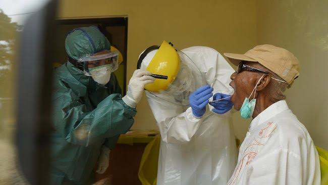 Ilustrasi seorang yang sedang di swab test oleh tenaga medis penanganan COVID-19. Foto: Repro cnnindonesia.com