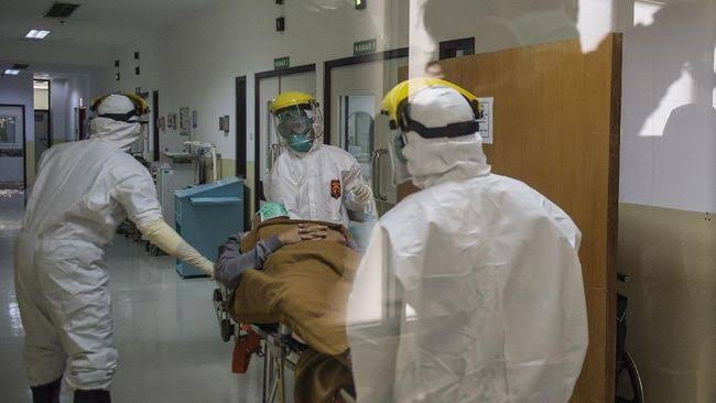 Tenaga medis sedang tangani pasien COVID-19. Foto: CNN Indonesia