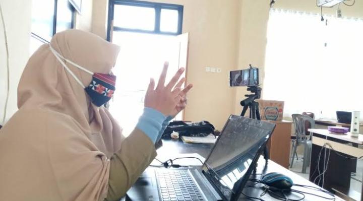 Proses mengajar daring. Foto: Repro Lampung Post
