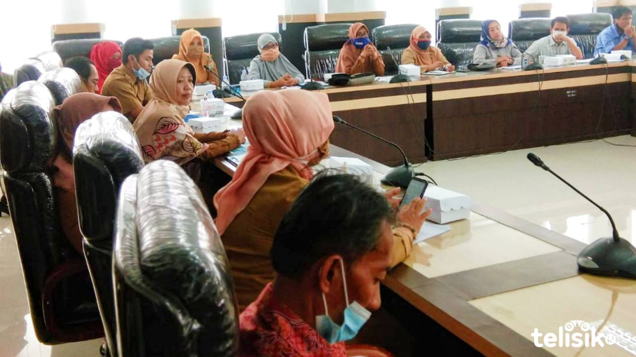 Para honorer K2 saat hearing bersama anggota DPRD Kendari. Foto: Kardin/Telisik
