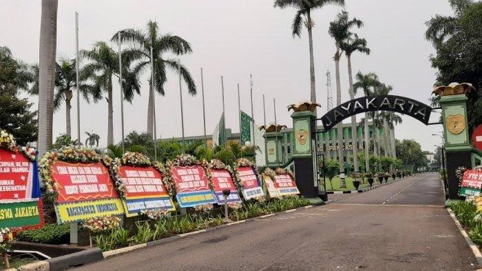 Sejumlah karangan bunga berjejer di depan Markas Kodam Jaya. Foto: Repro tribunnews.com