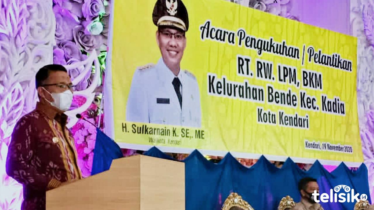 Wali Kota Kendari, Sulkarnain Kadir saat memberikan sambutan di Acara Pengukuhan/Pelantikan RT. RW, LPM, BKM Kel. Bende Kec. Kadia Kota Kendari. Foto: Sasmiraza/Telisik