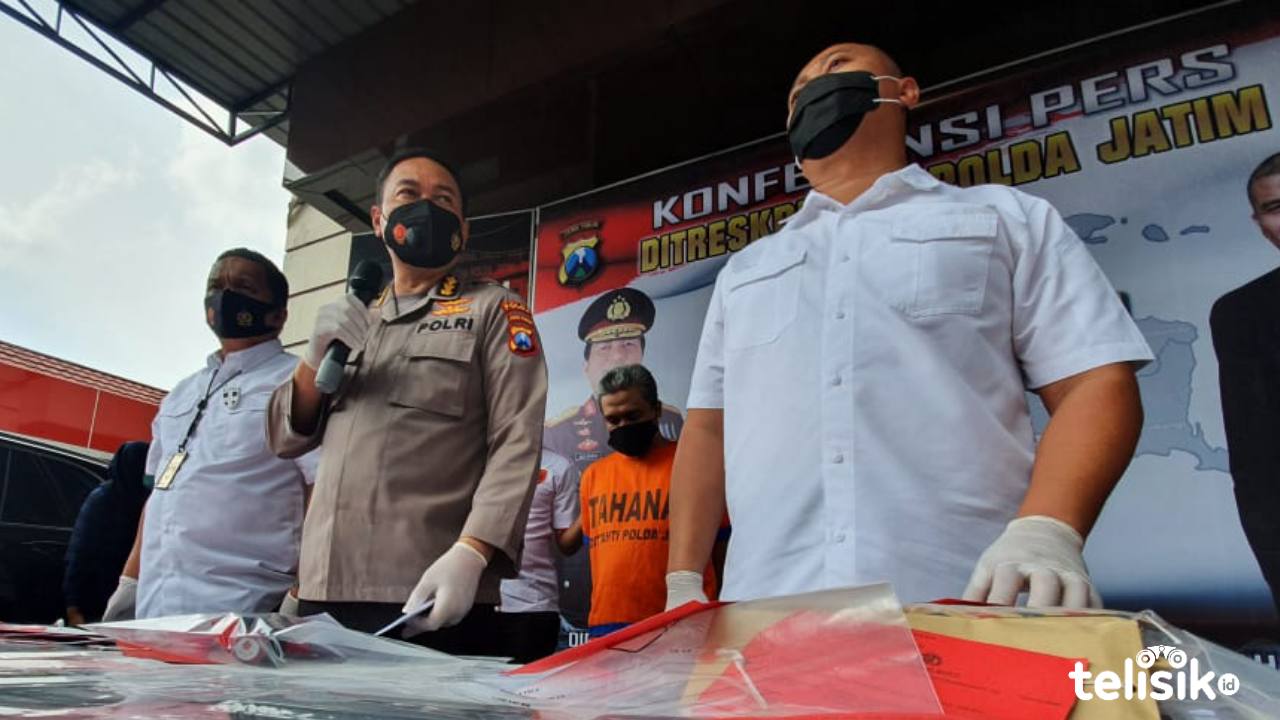 Kabidhumas Polda Jatim Kombes Pol Trunoyudo saat rilis ungkap investasi bodong di Jatim. Foto: Try Wahyudi/Telisik