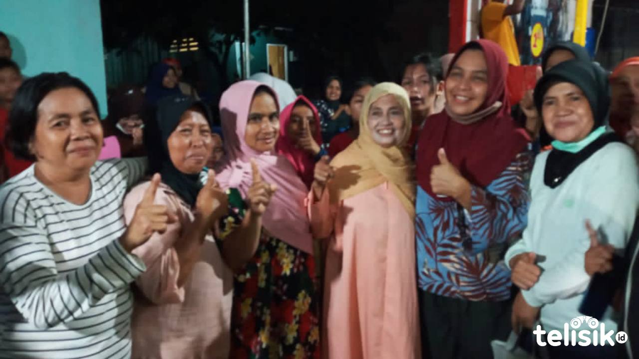 Yanti Setiawati bersama Sitti Leomo dan ibu-ibu Jalan Diponegoro. Foto: Sunaryo/Telisik
