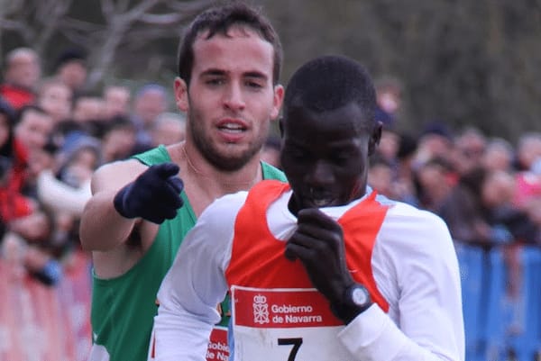 Ivan Fernandez Anaya (belakang) dan Abel Mutai (depan). Foto: Repro coscienzeinrete.net