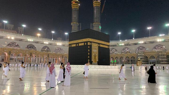 Sejumlah umat muslim mengitari kabah saat menjalani umrah tahap pertama di tengah pandemi Covid-19. Foto: Repro Saudi Press Agency