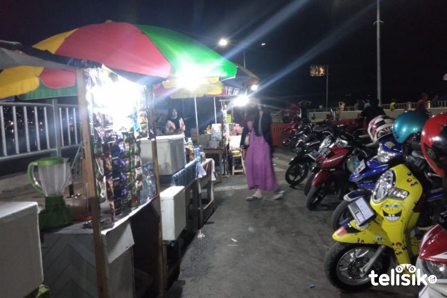 Deretan PKL di Kaki Jembatan Teluk Kendari. Foto: Musdar/Telisik
