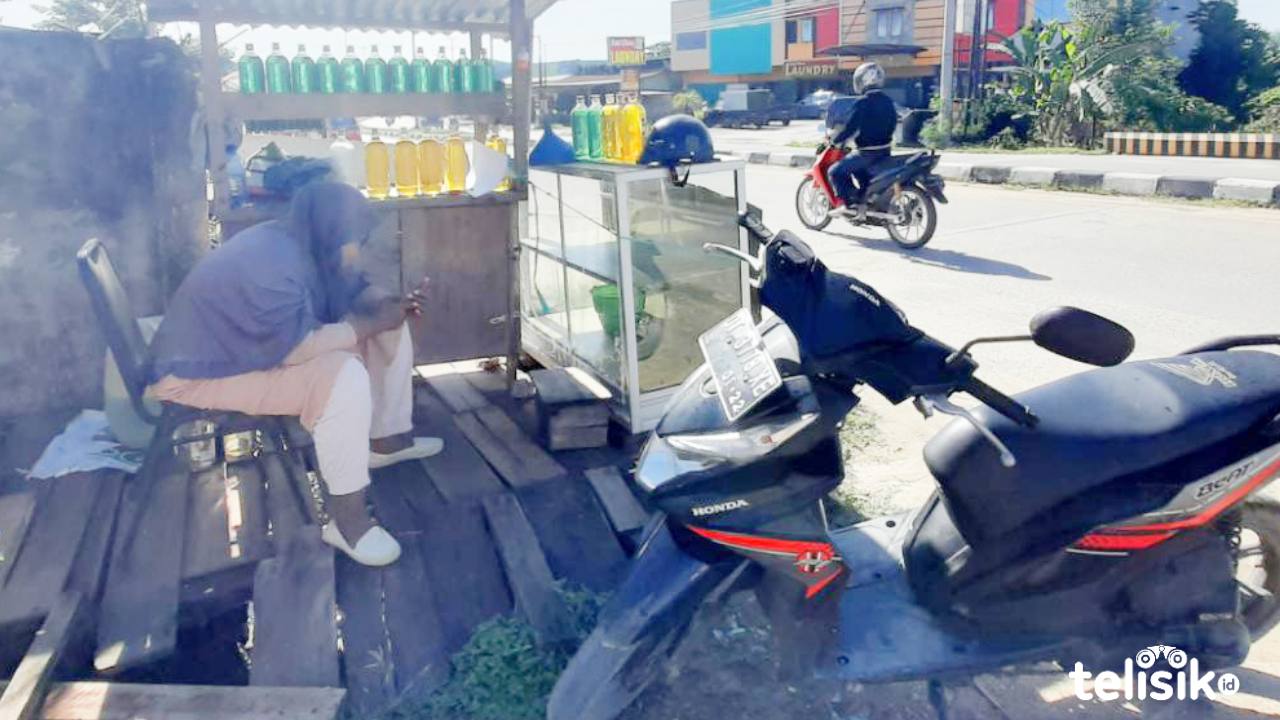 Wa Oma, penjual bensin eceran yang menjadi tulang punggung keluarga. Foto: Ahmad Sadar/Telisik