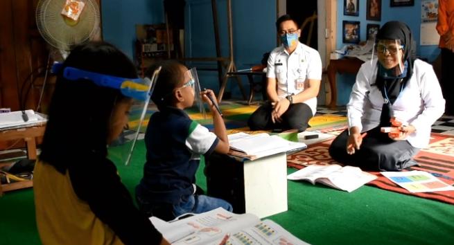 Ilustrasi guru datang ke rumah siswa untuk melakukan proses belajar mengajar. Foto: Ayosemarang.com