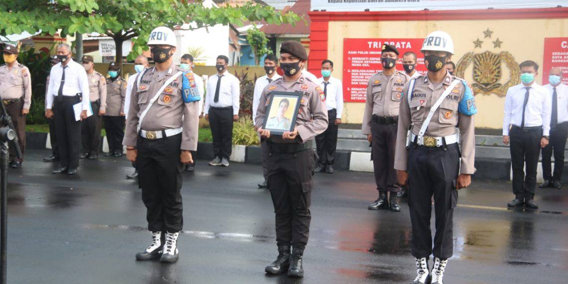 Bripka Frikles Sianturi saat upacara pemecatannya dari keanggotaan Polri (tengah). Foto: Ist.