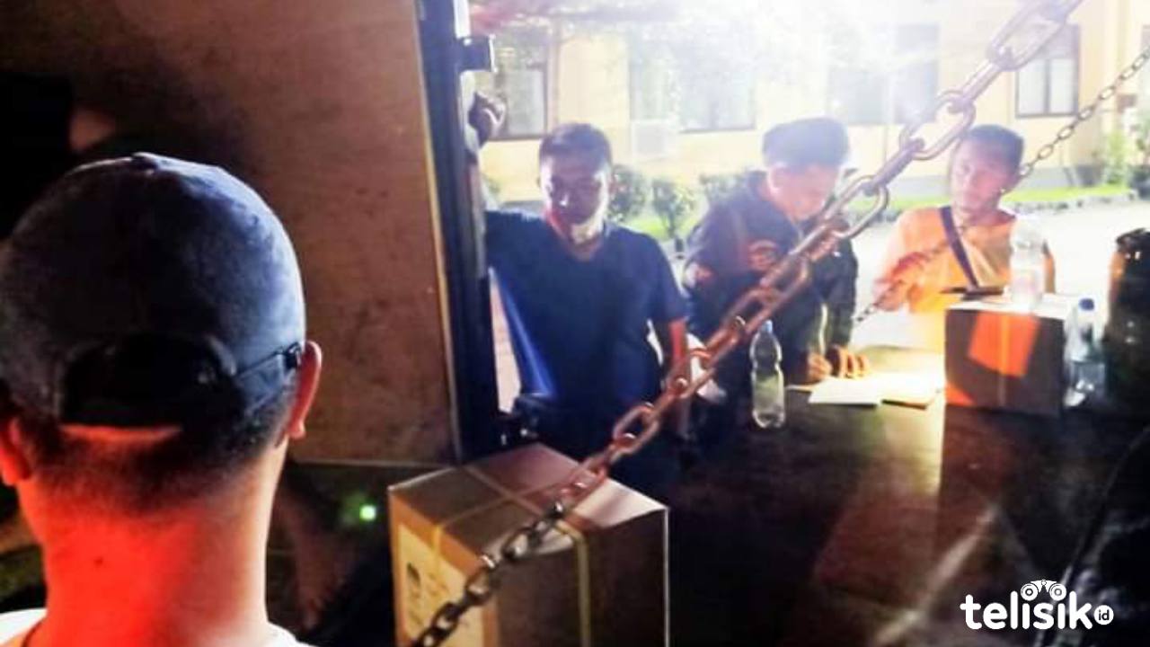 Ketua KPU Muna, Kubais, mengawal logistik Pilkada dari percetakan. Foto: Sunaryo/Telisik