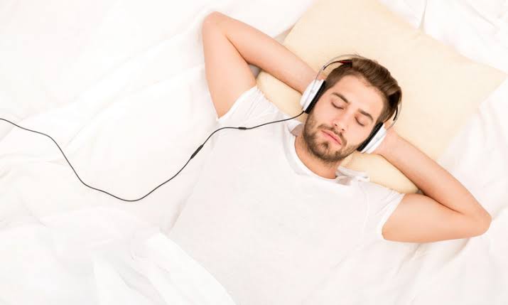 Ilustrasi mendengar musik relaksasi pengantar tidur. Foto: kompasiana.com