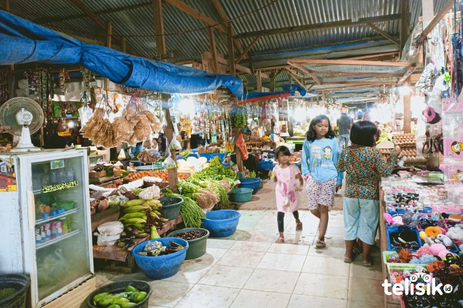 Pedagang Pasar Panjang tidak ingin kembali ke Pasar Baru, karena merasa lebih nyaman di pasar ilegal itu. Foto: Sasmiraza/Telisik