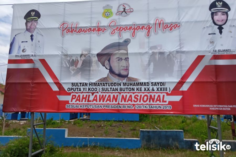 Spanduk Pahlawan Nasional asli Buton yang bergelar Oputa Yi koo menghiasi jalan menuju pusat perkantoran pemerintahan kabupaten Buton. Foto: Iradat Kurniawan/Telisik