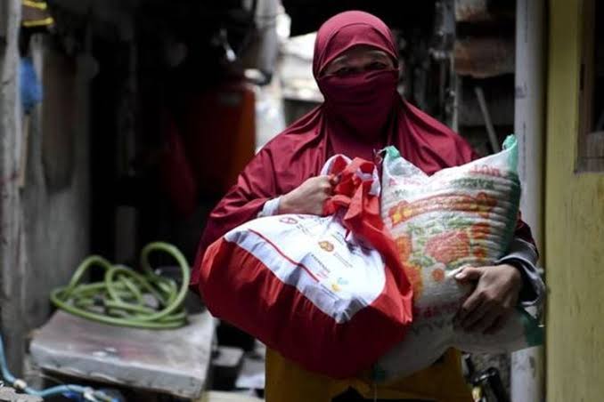 Warga saat menerima bansos. Foto: Kompas.com