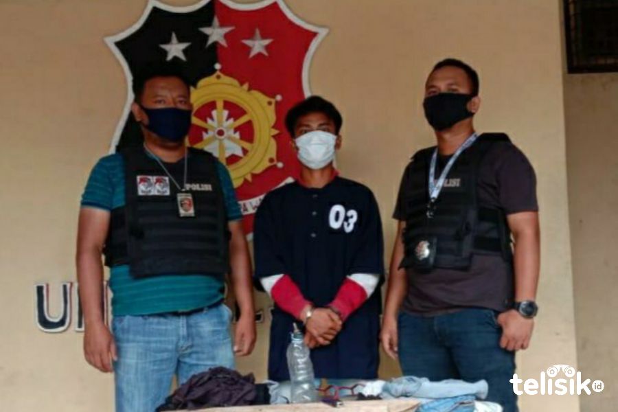 Pelaku pembakaran saat ditangkap Polisi. Foto: Ones Lawolo/Telisik