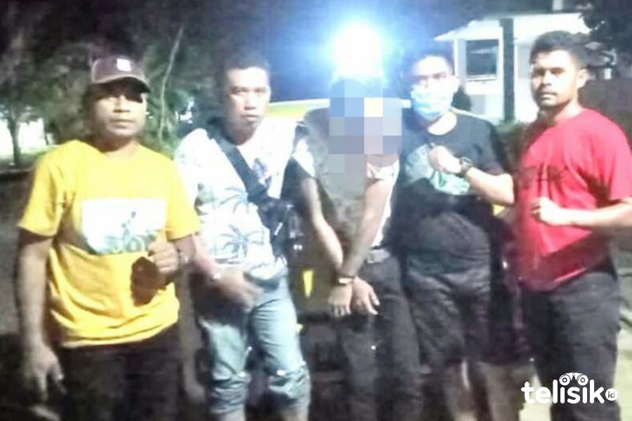 Tim Buser Polsek Mandonga bersama tersangka (tengah). Foto: Thamrin Dalby/Telisik