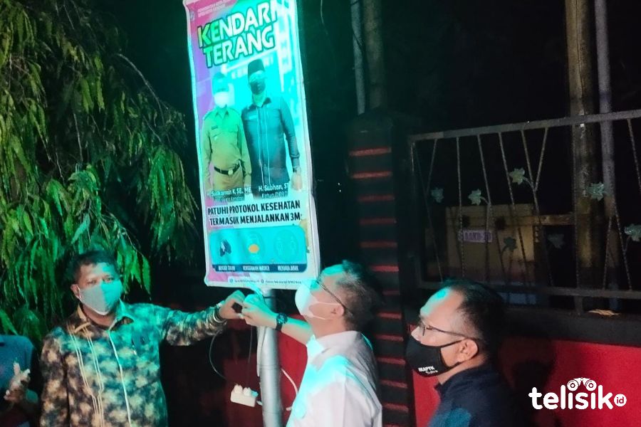 Walikota Kendari Sulkarnain (baju putih) dan Ketua DPRD Kendari Subhan (baju batik) saat meresmikan Kampung Terang. Foto: Muhammad Israjab/Telisik