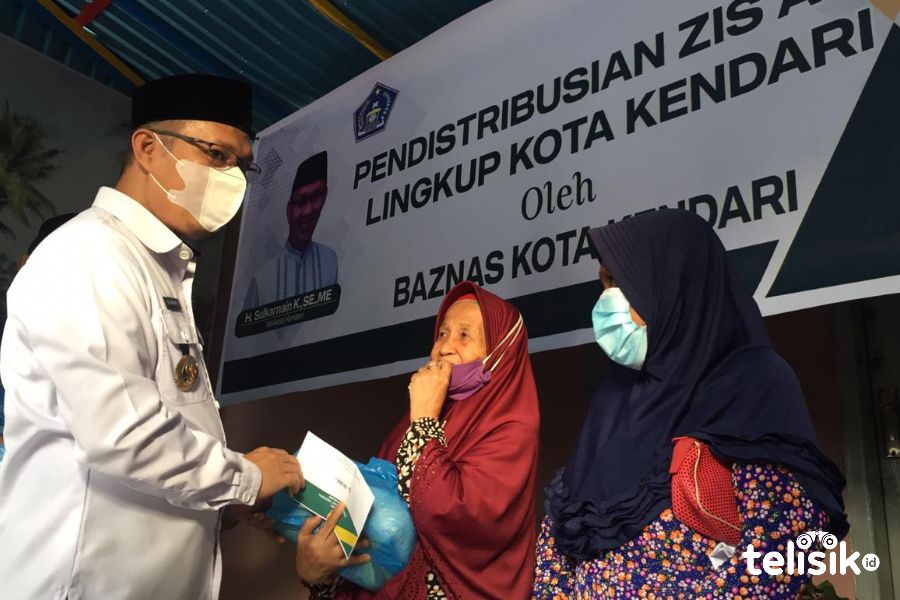 Suasana pembagian zakat oleh Wali Kota Kendari, Sulkarnain Kadir. Foto: Siswanto Azis/Telisik