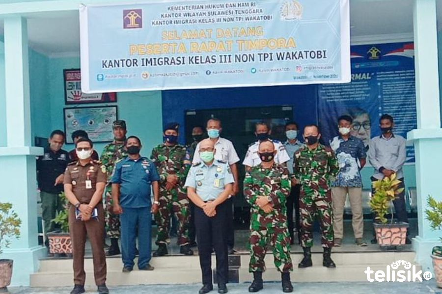 Plt. Kepala Kantor Imigrasi Kelas III Non TPI Wakatobi, Tjatur Soemardiyanto, SH. MH.  Bersama Tim Pora Kabupaten Wakatobi. Foto: Mohamad Lukman/Telisik